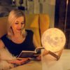 LED-es hangulat lámpa - Hold alakú éjjeli fény stílusos fa talppal és melegfehér fénnyel - 1000 W 