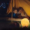 LED-es hangulat lámpa - Hold alakú éjjeli fény stílusos fa talppal és melegfehér fénnyel - 1000 W 